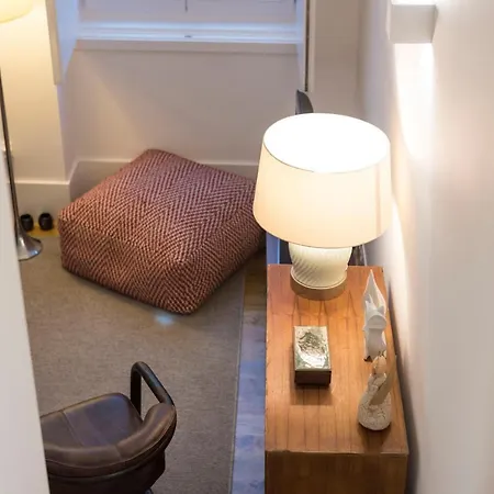 Apartment Lovelystay - Cozy Duplex With Patio Right Off Train&metro Station