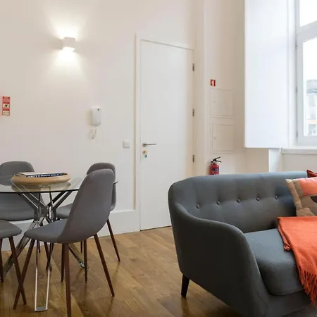 Lovelystay - Cozy Duplex With Patio Right Off Train&metro Station Apartment *