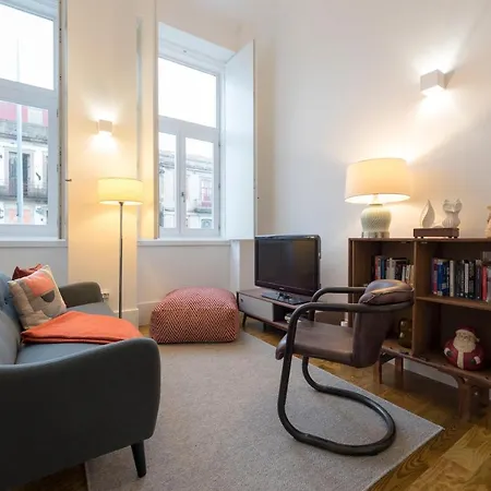 Lovelystay - Cozy Duplex With Patio Right Off Train&metro Station