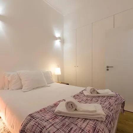Lovelystay - Cozy Duplex With Patio Right Off Train&metro Station Apartment