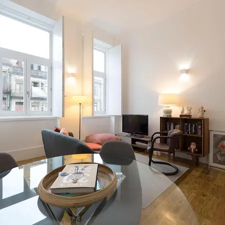 Lovelystay - Cozy Duplex With Patio Right Off Train&metro Station * Porto
