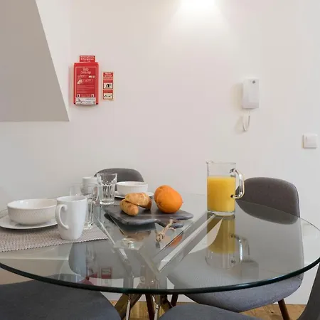 Lovelystay - Cozy Duplex With Patio Right Off Train&metro Station Apartment *