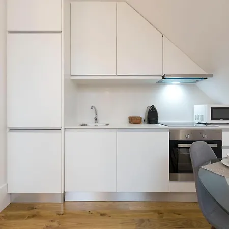 Lovelystay - Cozy Duplex With Patio Right Off Train&metro Station Apartment Porto