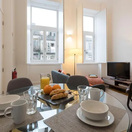 Lovelystay - Cozy Duplex With Patio Right Off Train&metro Station