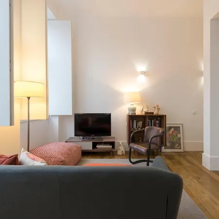 Lovelystay - Cozy Duplex With Patio Right Off Train&metro Station ポルト