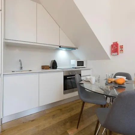 Lovelystay - Cozy Duplex With Patio Right Off Train&metro Station * ポルト
