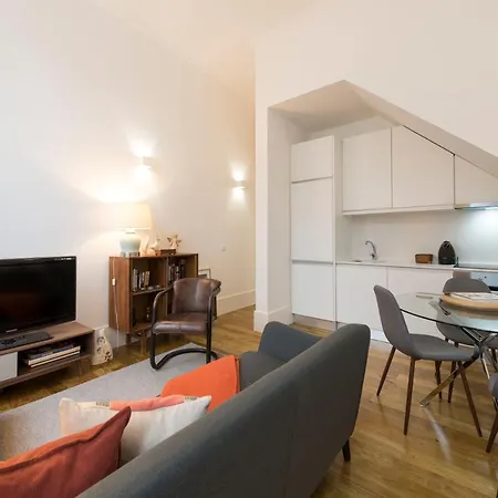 Lovelystay - Cozy Duplex With Patio Right Off Train&metro Station アパート ポルト