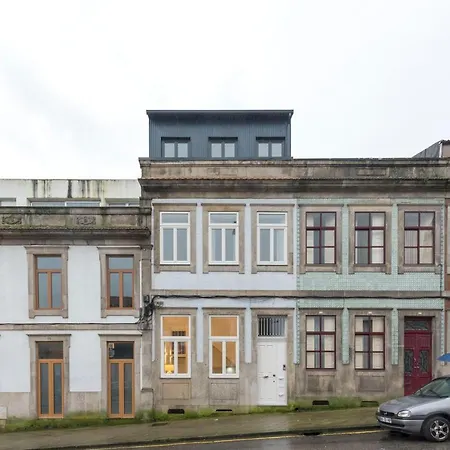 アパート Lovelystay - Cozy Duplex With Patio Right Off Train&metro Station ポルト
