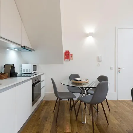 Lovelystay - Cozy Duplex With Patio Right Off Train&metro Station ポルト