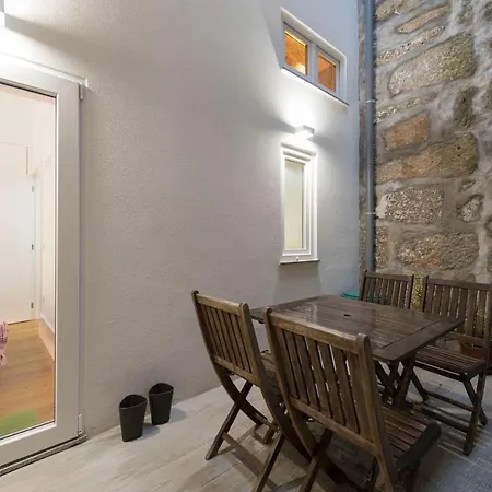 アパート Lovelystay - Cozy Duplex With Patio Right Off Train&metro Station ポルト