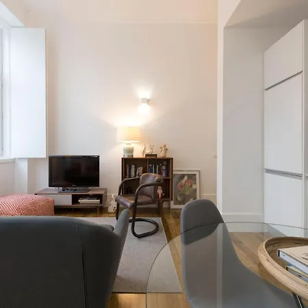 Lovelystay - Cozy Duplex With Patio Right Off Train&metro Station ポルト