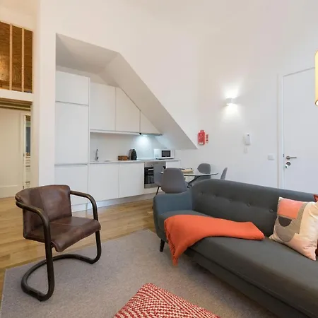 アパート Lovelystay - Cozy Duplex With Patio Right Off Train&metro Station ポルト