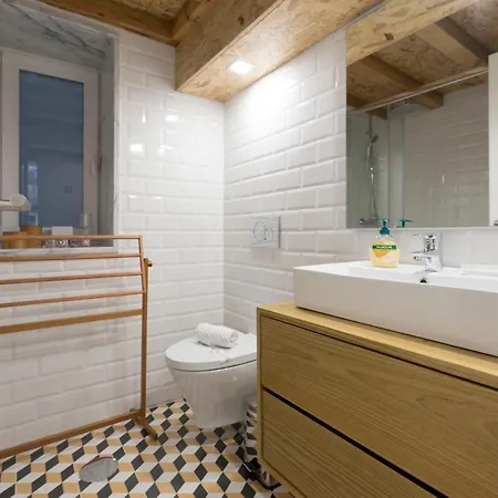 Lovelystay - Cozy Duplex With Patio Right Off Train&metro Station ポルト