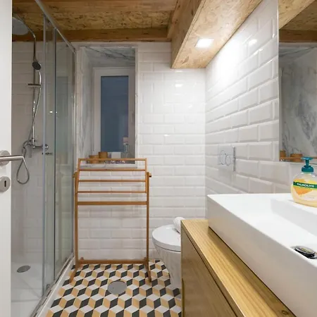 Lovelystay - Cozy Duplex With Patio Right Off Train&metro Station アパート *