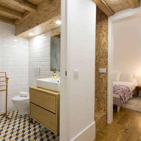 Lovelystay - Cozy Duplex With Patio Right Off Train&metro Station アパート ポルト