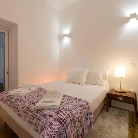 Lovelystay - Cozy Duplex With Patio Right Off Train&metro Station * ポルト