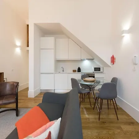 Lovelystay - Cozy Duplex With Patio Right Off Train&metro Station アパート
