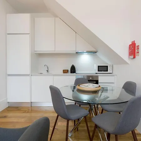 Lovelystay - Cozy Duplex With Patio Right Off Train&metro Station アパート ポルト